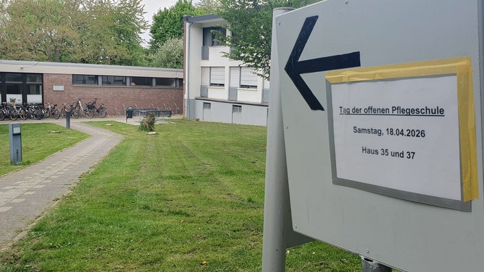 Ein Schild mit der Aufschrift "Tag der offenen Pflegeschule" deutet auf die LVR-Klinik in Düren.
