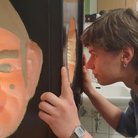 Der 19-jährige Nils Heidbüchel schaut in einen Kasten rein, der die Erfahrung einer Schizophrenie simulieren soll.