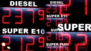 Collage aus Spritpreisen an der Tankstelle