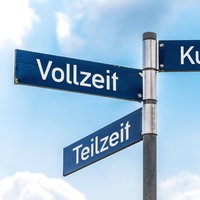 Auf Straßenschildern steht Vollzeit, Teilzeit und Kurzarbeit
