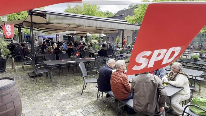 Treffen der SPD in Duisburg, Menschen sitzen zusammen an Tischen