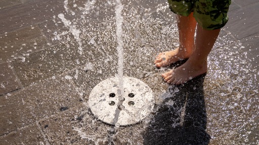Eine Wasserfontäne am Marktplatz in Jülich