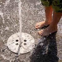 Eine Wasserfontäne am Marktplatz in Jülich