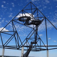 Die pyramidenförmige Stahlskulptur Tetraeder in Bottrop vor blauem Himmel.