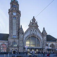 Ein Hauptbahnhof von außen.