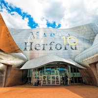 Ein Museumsgebäude aus gewelltem Metall.