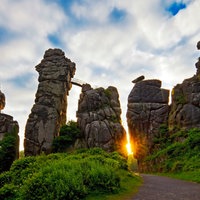 Die Gesteinsformation Externsteine bei Sonnenaufgang.