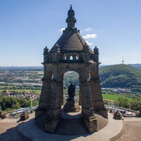 Das Bild zeigt das Kaiser-Wilhelm-Denkmal mit dem neuen Besucherzentrum darunter.