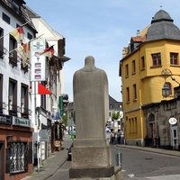 Altstadt in Mönchengladbach mit Denkmal und Geschäften.