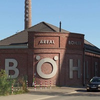 Fassade des Areals von Außen mit dem Schriftzug Areal Böhler in großen Buchstaben.