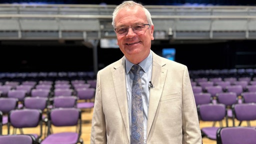 Jürgen Beckes lacht in Kamera