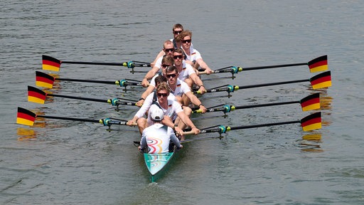 Das Team des Deutschland-Achters auf dem Dortmund-Ems-Kanal unterwegs