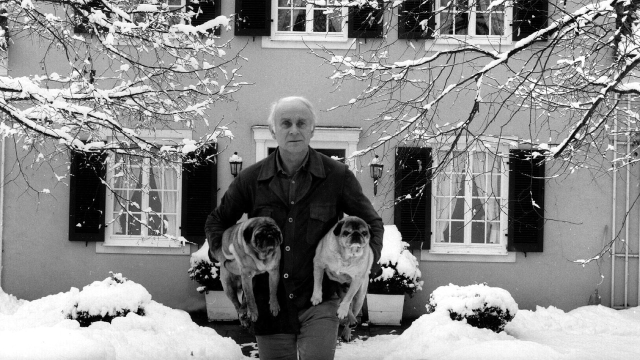 Loriot mit zwei Hunden vor seinem Haus