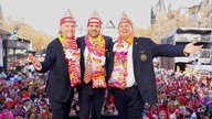 Das Kölner Dreigestirn mit Niklas Juengling (Prinz Niklas I.) gemeinsam mit Clemens von Blanckart (Bauer Clemens) und Stefan Blatt (Jungfrau Aenne) auf der Bühne beim Sessionsauftakt und Beginn der Karnevalssession 2025-2026 auf dem Kölner Heumarkt.