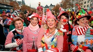 Kölle Alaaf! Das Warten hat endlich ein Ende, die Jecken sind wieder los! Nach dem gemeinsamen Countdown mit dem Präsidenten der Ostermann-Gesellschaft, Ralf Schlegelmilch, wird pünktlich um 11.11 Uhr auf dem Heumarkt der Straßenkarneval in Köln eröffnet.