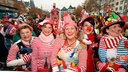 Kölle Alaaf! Das Warten hat endlich ein Ende, die Jecken sind wieder los! Nach dem gemeinsamen Countdown mit dem Präsidenten der Ostermann-Gesellschaft, Ralf Schlegelmilch, wird pünktlich um 11.11 Uhr auf dem Heumarkt der Straßenkarneval in Köln eröffnet.