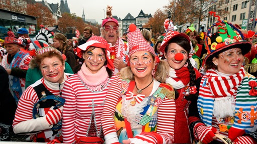 Kölle Alaaf! Das Warten hat endlich ein Ende, die Jecken sind wieder los! Nach dem gemeinsamen Countdown mit dem Präsidenten der Ostermann-Gesellschaft, Ralf Schlegelmilch, wird pünktlich um 11.11 Uhr auf dem Heumarkt der Straßenkarneval in Köln eröffnet.