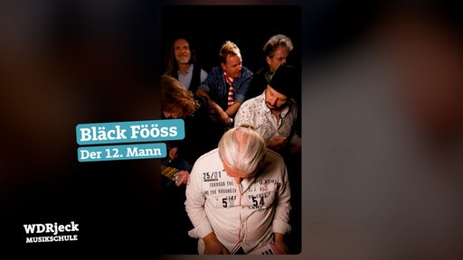 Die Band sitzt in einem engen Studio und spielt auf Kinderinstrumenten