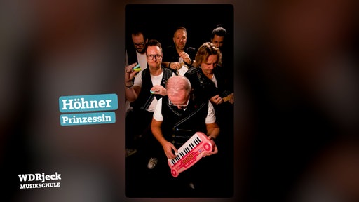 Die Band sitzt in einem engen Studio und spielt auf Kinderinstrumenten