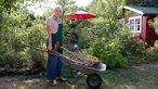 Anne Rixmann mit Schubkarre im Garten