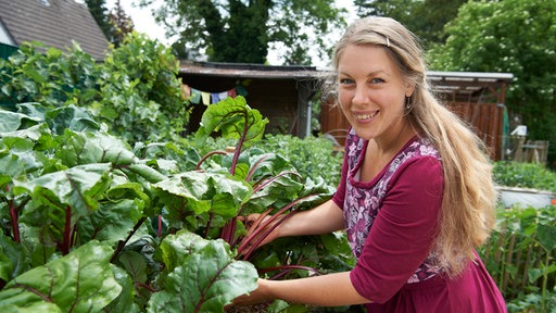 Jenny Slupkowski in ihrem Garten 
