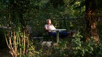 eine Person relaxt im Gartenstuhl