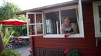 Anne Rixman schaut aus dem Fenster ihres Gartenhaus