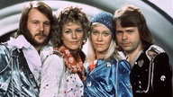 Die Mitglieder der schwedischen Popgruppe Abba, Benny Andersson (l-r), Annafrid Lyngstad, Agnetha Fältskog und Björn Ulvaeus, beim Grand Prix d'Eurovision de la Chanson.