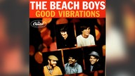 Das Cover der Single "Smile" zeigt eine Collage der fünf lächelnden Bandmitglieder der Beach Boys