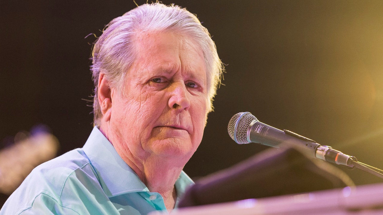 Brian Wilson sitzt im Juli 2017 bei einem Konzert im schweizerischen Montreux am Mikrofon