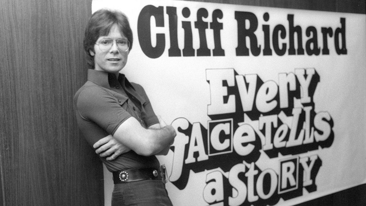 Cliff Richard vor Plakat mit der Aufschrift "Cliff Richard Every Face Tells A Story"