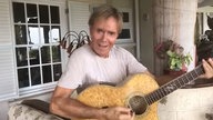 Corona-Zeit: Cliff Richard spielt Gitarre zu Hause