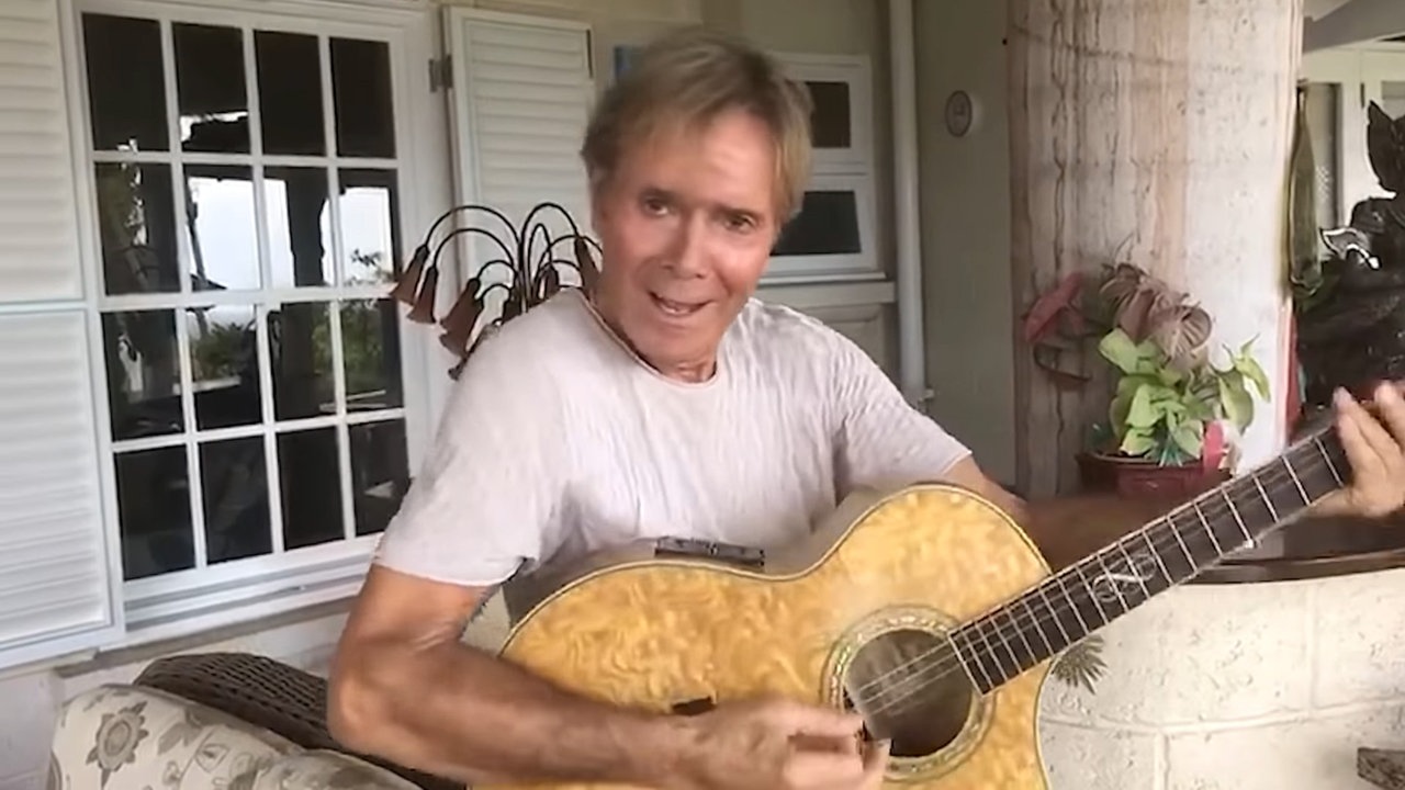 Corona-Zeit: Cliff Richard spielt Gitarre zu Hause