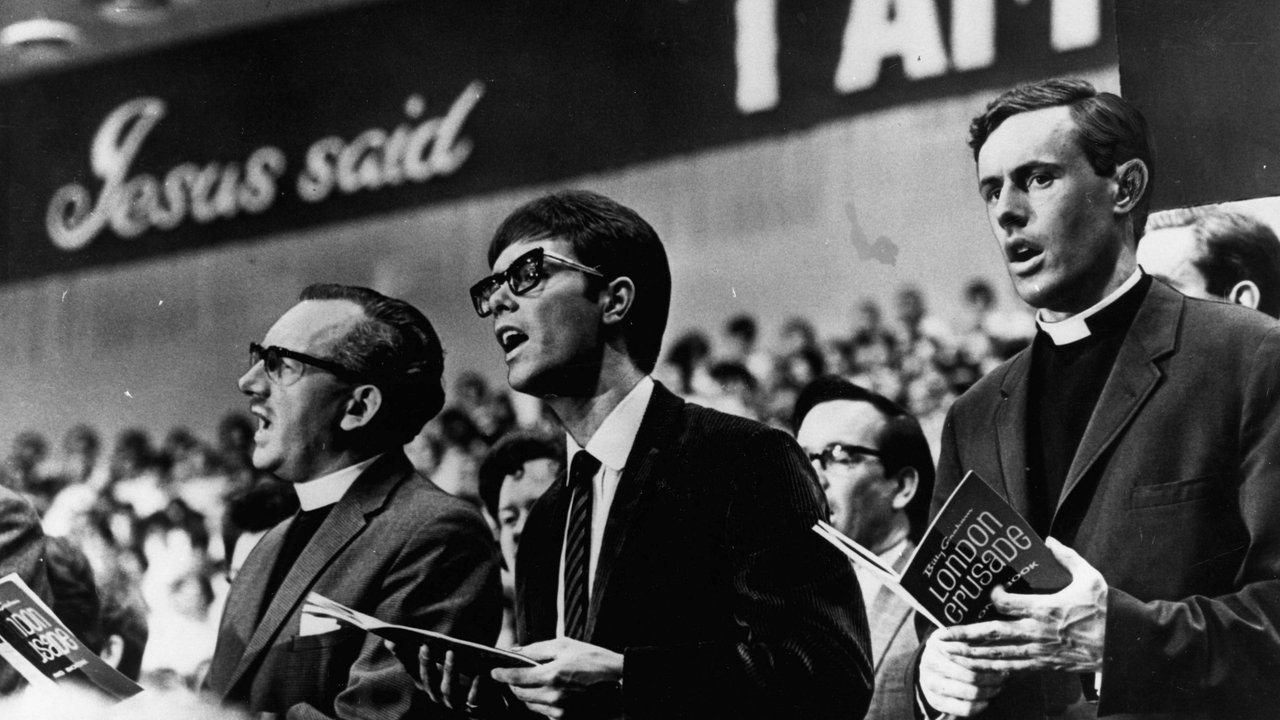 Schwarz-weiß Foto: Cliff Richard zwischen zwei Pfarrern