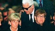 Weltstar Elton John mit Prinzessin Diana und Karl Lagerfeld