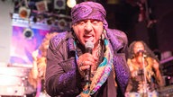 Steven Van Zandt bei einem Auftritt in Hamburg 2018 am Mikrofon