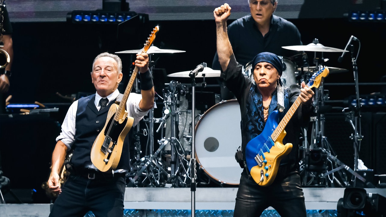 Steven Van Zandt an der Seite von Bruce Springsteen bei einem Auftritt in Mailand 2025
