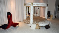 Princes Schlafgemach mit rundem Plüsch-Himmelbett in Gold- und Cremetönen