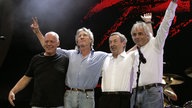 Von links nach rechts: Pink Floyd Mitglieder Dave Gilmour, Roger Waters, Nick Mason und Richard Wrigth auf der Bühne bei einem Konzert in London.