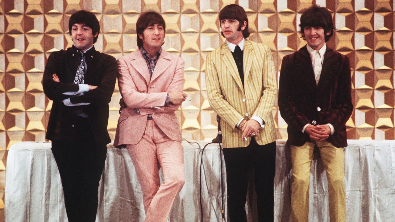 Von links nach rechts: Beatles Mitglieder Paul McCartney, John Lennon, Ringo Starr und George Harrison bei einer Pressekonferenz in Tokio am 29. Juni 1966.