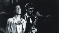 Prince und ein Saxophonist auf der Bühne in Stockholm in 1987.
