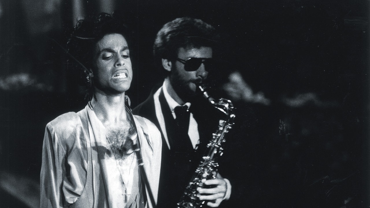 Prince und ein Saxophonist auf der Bühne in Stockholm in 1987.