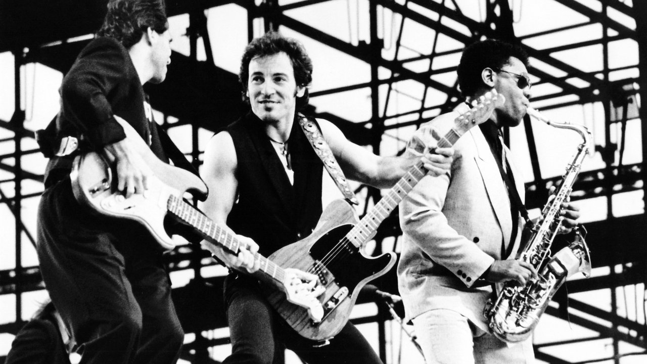 Bruce Springsteen 1988 in Berlin auf der Bühne mit Gitarrist Nils Lofgren (links) und Saxophonist Clarence Clemons (rechts).