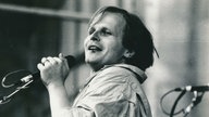Schwarz-weiß Foto von Herbert Grönemeyer bei seinem Konzert in Salzburg, 1991.