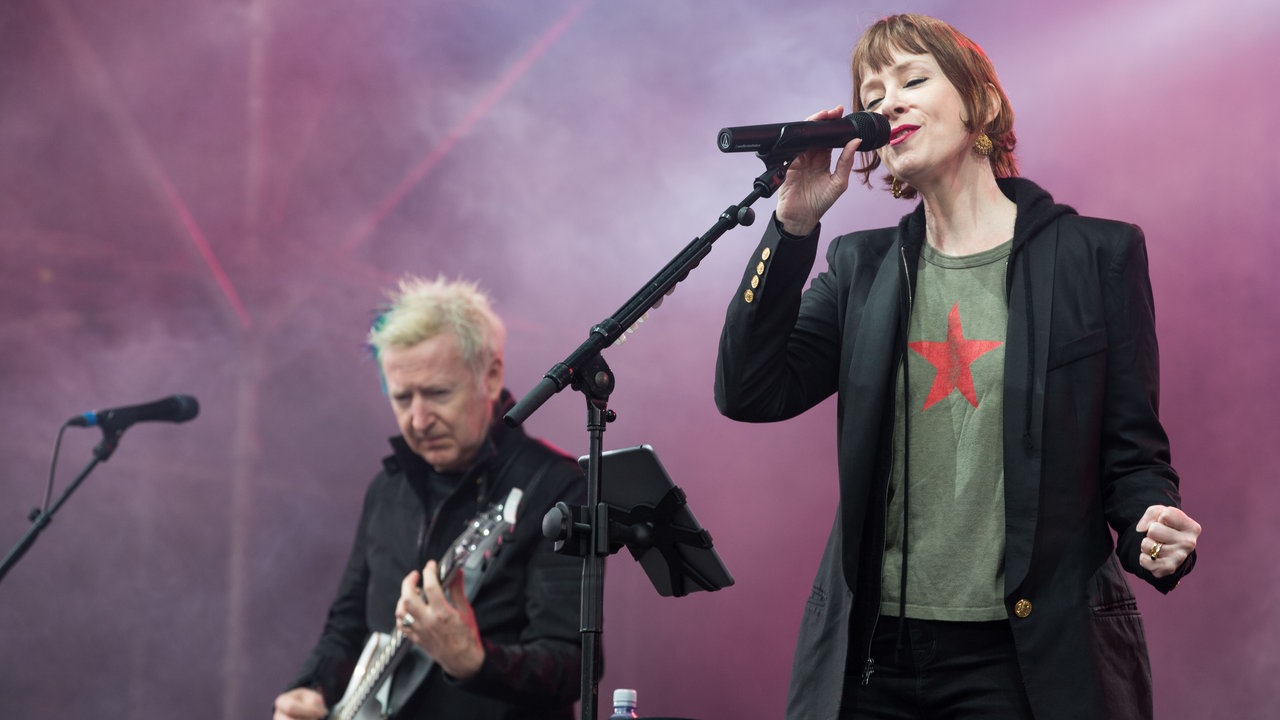 Suzanne Vega live mit Gitarrist
