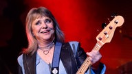 Suzi Quatro bei ihrem Auftritt im Rahmen ihrer World Tour 2024 im Theater im Tanzbrunnen in Köln.