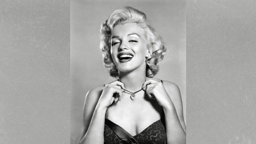 Porträtfoto von Filmikone Marilyn Monroe, die eine Kette um den Hals trägt und in die Kamera lacht (ca. 1952)