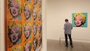 Ein Mann schaut sich Andy Warhols Gemälde von Marilyn Monroe im Metropolitan Museum of Art in New York an (2012)