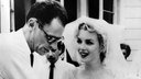 Marilyn Monroe und der amerikanische Schriftsteller und Dramatiker Arthur Miller nach ihrer kirchlichen Trauung am 2.7.1956 in New York.