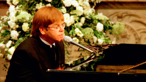 Elton John singt die umgeschriebene Version von "Candle in the wind" auf der Beerdigung von Prinzessin Diana (1997)